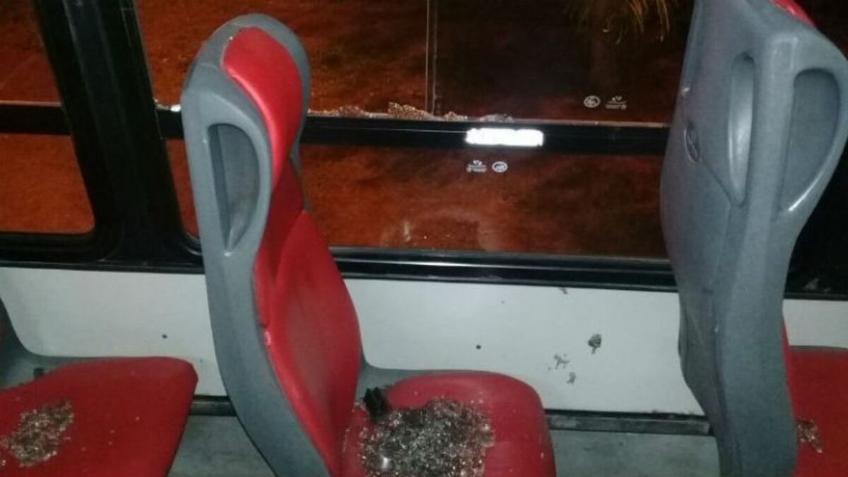 Tiró un piedrazo contra un colectivo e hirió a un pasajero