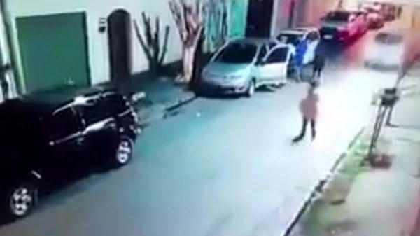 Niño de 12 años amenazó con un palo a los ladrones que le robaron a su abuelo.