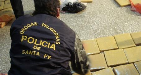 Una avioneta clandestina arrojó 277 kilos de marihuana fraccionada.