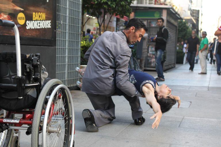 Horacio, que ve una ventaja en que Brenda, su pareja de danza y "de vida" como dicen cariñosamente en sus espectáculos callejeros, baile en una silla de ruedas por su discapacidad. (Foto: EFE/María Paula Rodríguez)