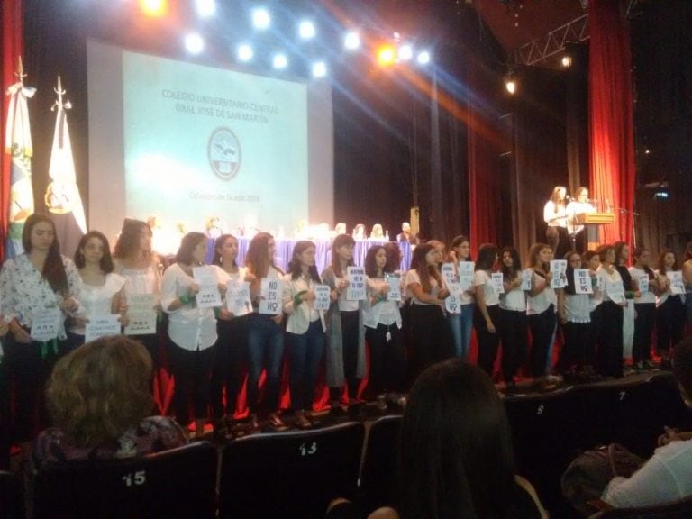 Las alumnas del CUC leyeron un comunicado durante su acto de colación.