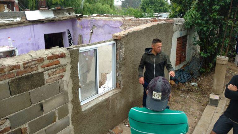 Un rayo les partió la casa en barrio Altos de General Paz.