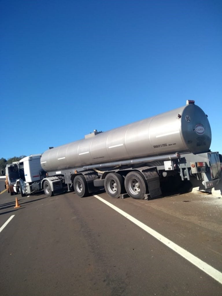 El conductor se salvó de caer al vacío gracias a las defensas tipo "New Jersey".