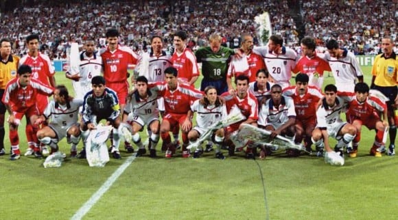 Estados Unidos e Irán jugaron en Lyon. Para disimular las tensiones, antes del partido los equipos posaron juntos para la foto y se entregaron ramos de flores. Ganó Irán y en el país se permitió ver el partido a las mujeres, por primera vez.