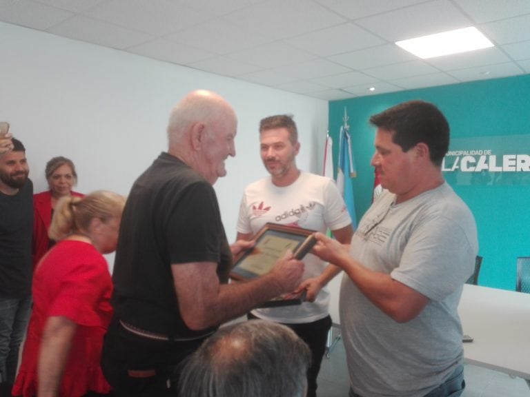 Entrega de la plaqueta a Alfredo Petrussa