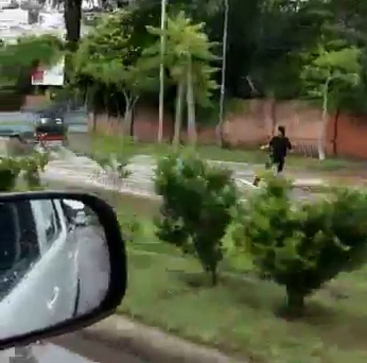 Un rosarino salió a andar en wakeboard sobre la costanera inundada