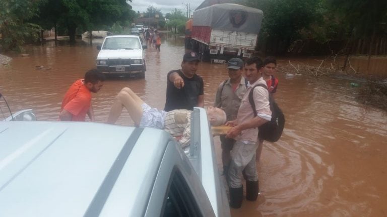 Evacuados en Apolinario Saravia