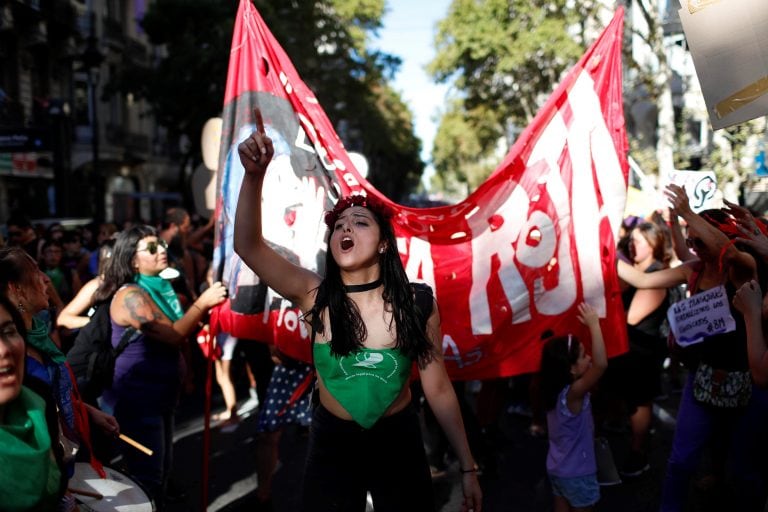 Multitudinaria marcha por el Día Internacional de la Mujer.