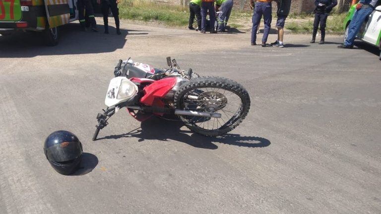 Un motociclista fue herido en un choque contra una camioneta