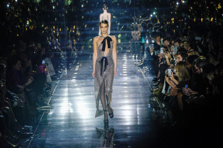 Bella Hadid en la NY Fashion Week, luciendo a Tom Ford. (Kyle Grllot/Reuters)