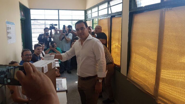 El gobernador emitió su voto