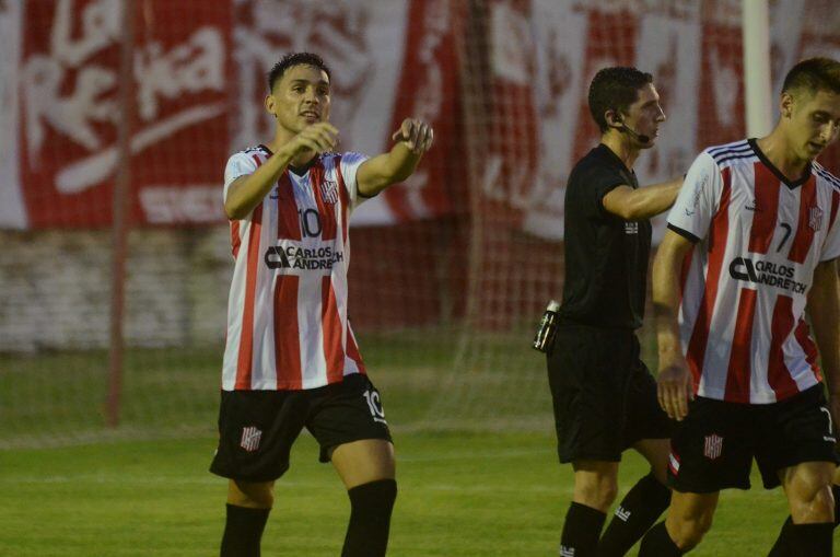 Gastón "Toti" Monserrat celebra el gol que le dio la victoria al León. / M. Liotta - Todo un Palo Producciones.