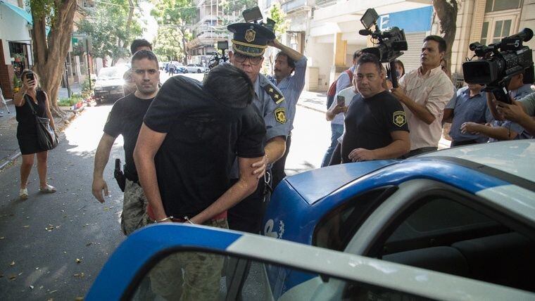 Lucho Paladini saliendo de la Fiscalía esposado