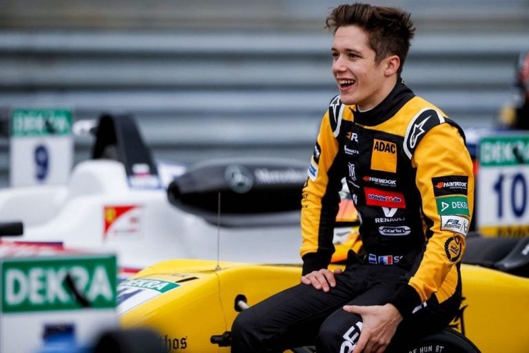 Sacha, de 18 años, es piloto de la Academia Renault Sport. Esta es su primera temporada completa en la Fórmula 3 Europea.