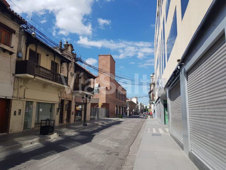 La calle España, corazón comercial de Salta, vacía al inicio de la cuarentena.