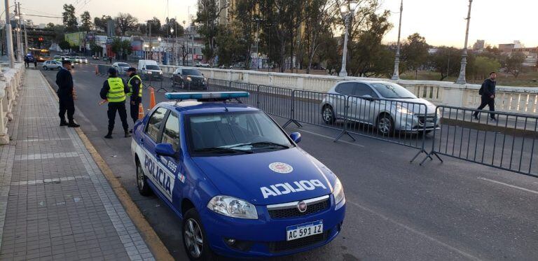 Fuerte custodia policial en las calles de Córdoba por la protesta de taxis y remises.