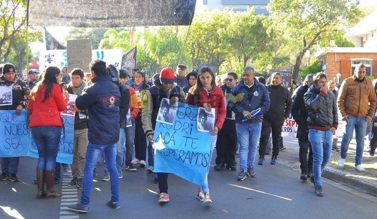 Marcharon en Corrientes para reclamar por la aparición de los tripulantes del pesquero Rigel. (Foto: Época)