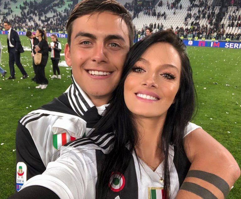 Oriana Sabattini y Paulo Dybala juntos festejando el torneo de la Juve.