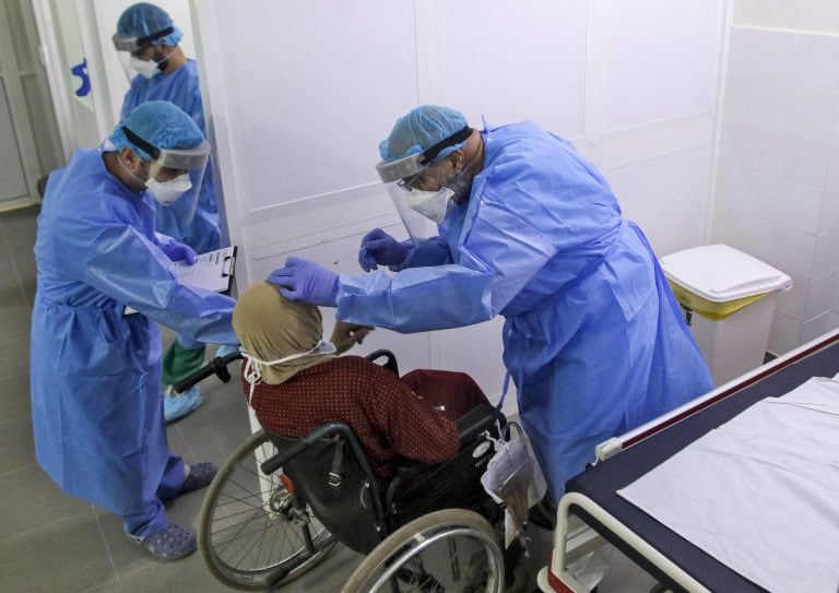 Medico haciendo test a una paciente.