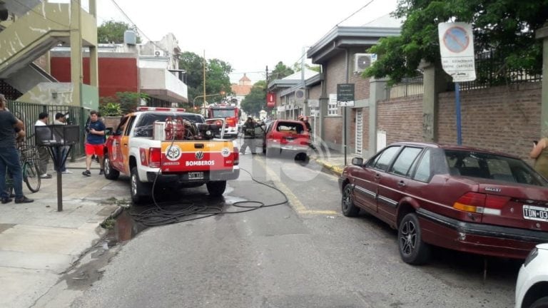 Se incendiaron dos autos cerca del hospital Cullen