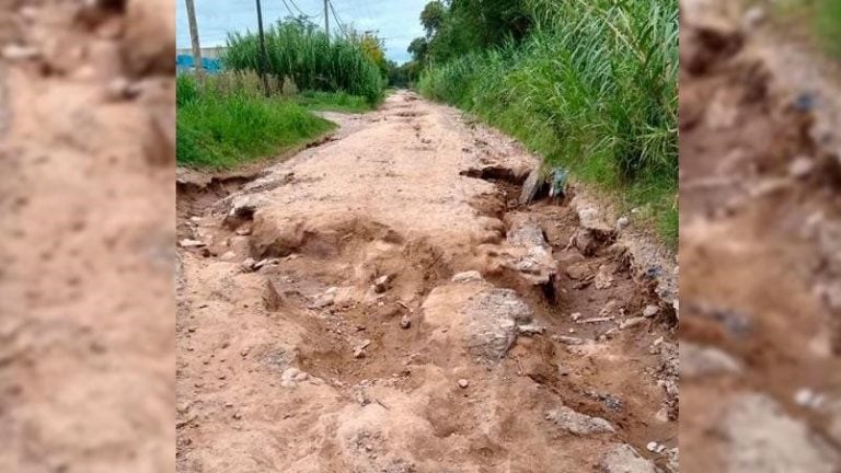 En calle De Los Latinos al 7.000 de barrio Los Boulevares 10 fábricas quedaron incomunicadas tras las lluvias. (El Doce TV)