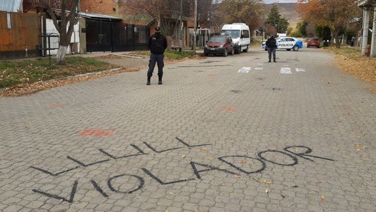 Escrache a abuelo abusador en Junín de los Andes. (Rodolfo Ramirez)