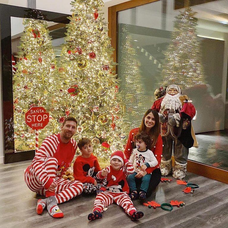 Los rosarinos posaron junto a un muñeco de Papá Noel y el árbol de Navidad. (@antonelaroccuzzo)