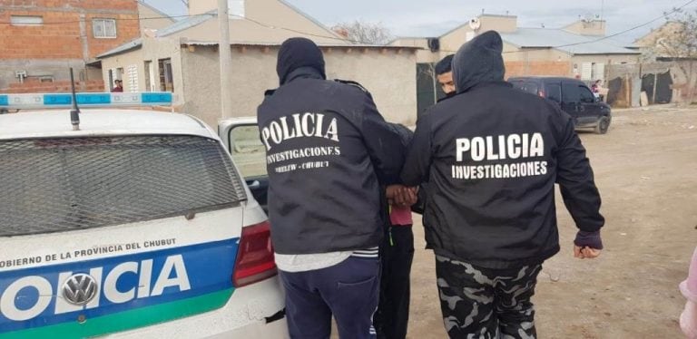 En el segundo allanamiento se secuestraron dos mochilas y un parlante portátil y se demoró a una mujer de 27 años por agredir a los efectivos policiales.