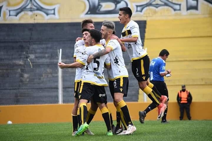 Olimpo sorprendió a Sporting en la semifinal de ida.