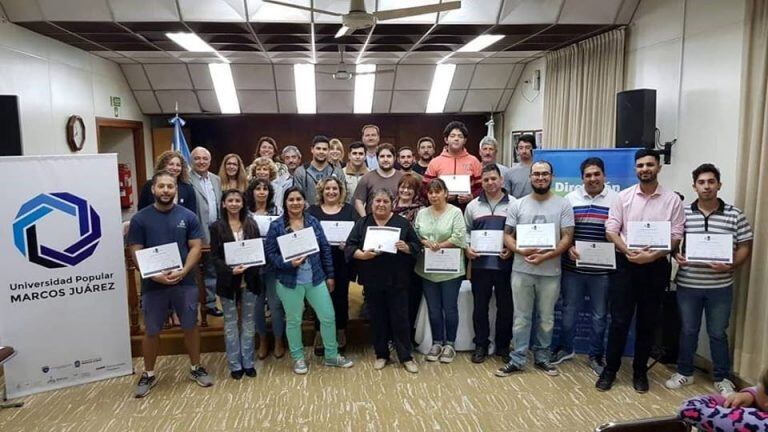 Los alumnos recibieron su certificado.