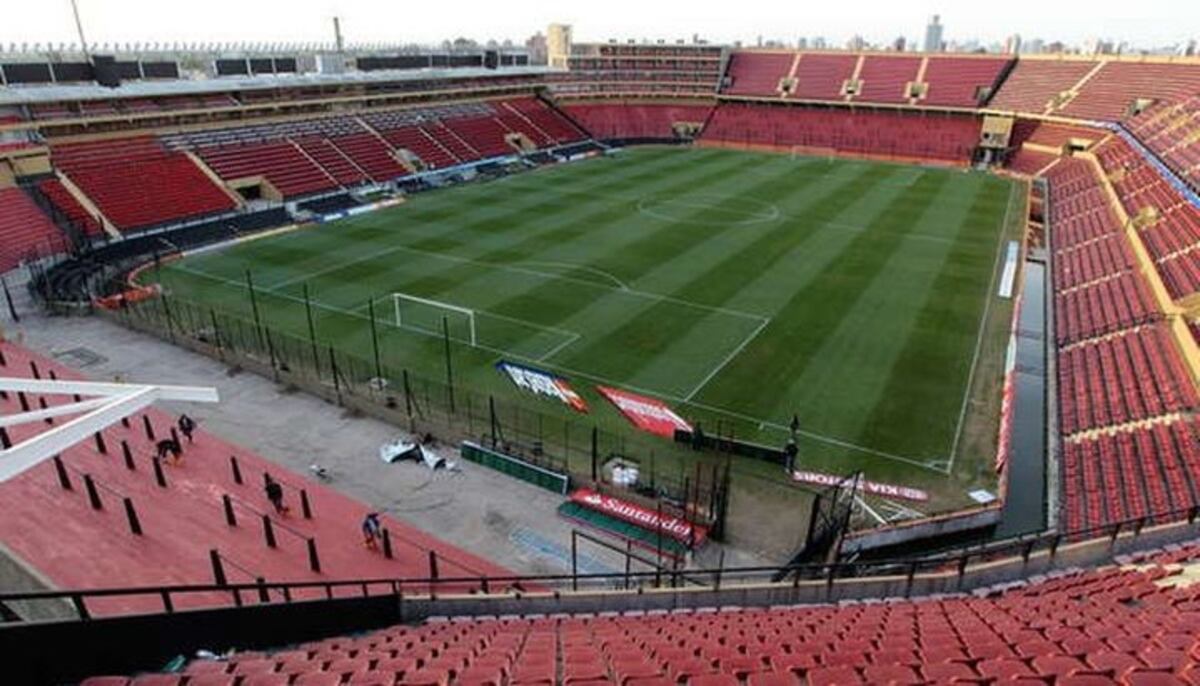 Hinchas de Colón hacen vigilia en la sede del club para poder estar en el partido contra Banfield
