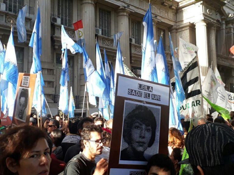 Una multitud marcha por memoria, verdad y justicia