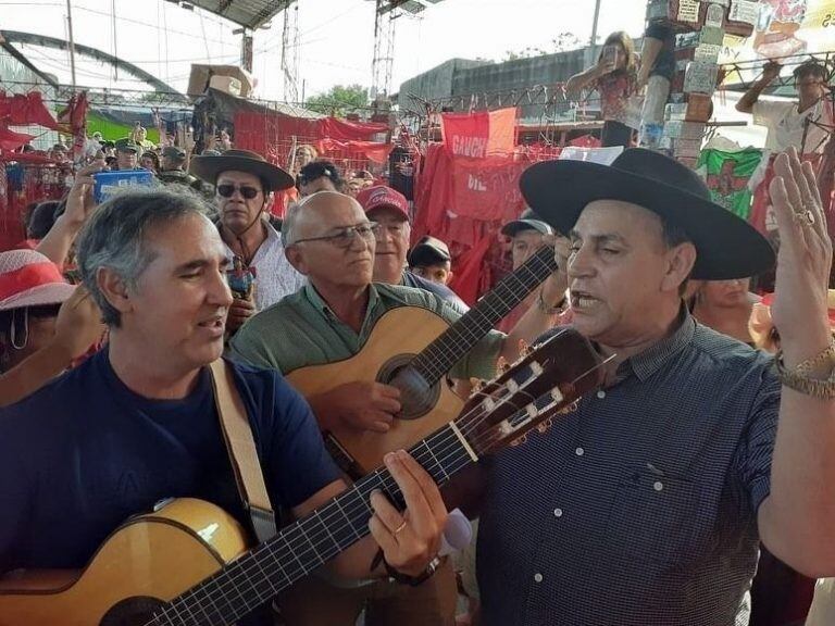 El Chaqueño Palavecino le cantó al Gauchito Gil.