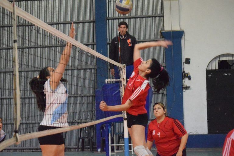 En reserva, Pellegrini Vóley seguró su clasificación ante Tucumán de Gimnasia (Foto: Augusto Maldonado).