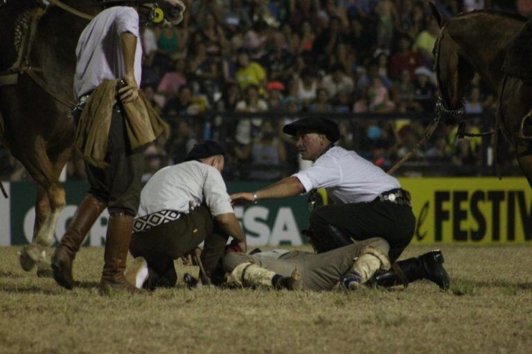 La secuencia completa del accidente que le costó la vida al jinete Norberto Cosutta en el Festival de Doma y Folclore de Jesús María.