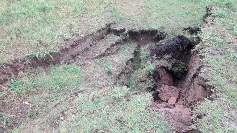 El desborde del Arroyo Colorado provocó grietas en los terrenos.