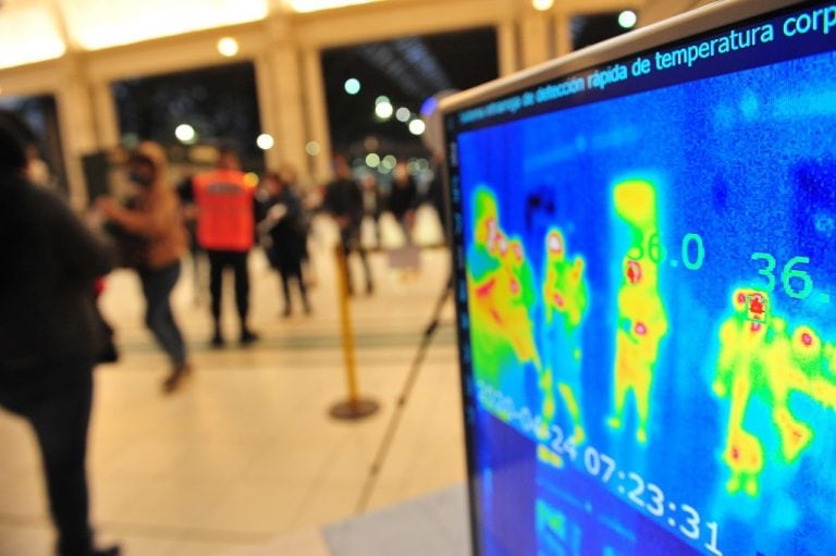 Fuerzas de seguridad controlan la temperatura de pasajeros en las estaciones de trenes porteñas. (Clarín)