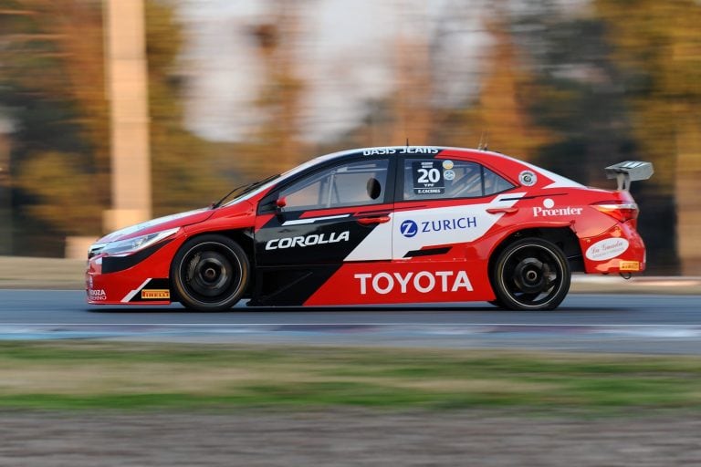 El mendocino Emmanuel Cáceres, campeón 2015 del TC2000, con el Corolla del equipo Toyota Young.