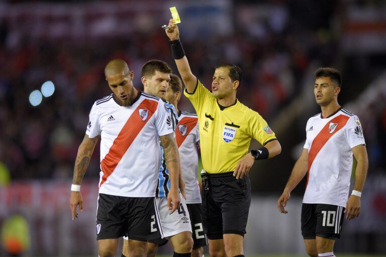 La amarilla para Jonatan Maidana (Foto: Gustavo Garello/AP)