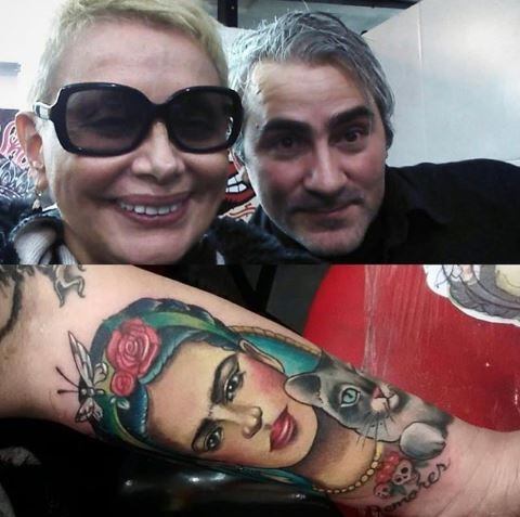 Vio a una mujer con los dos brazos quemados y le ofreció hacerle un tatuaje: el resultado es increíble