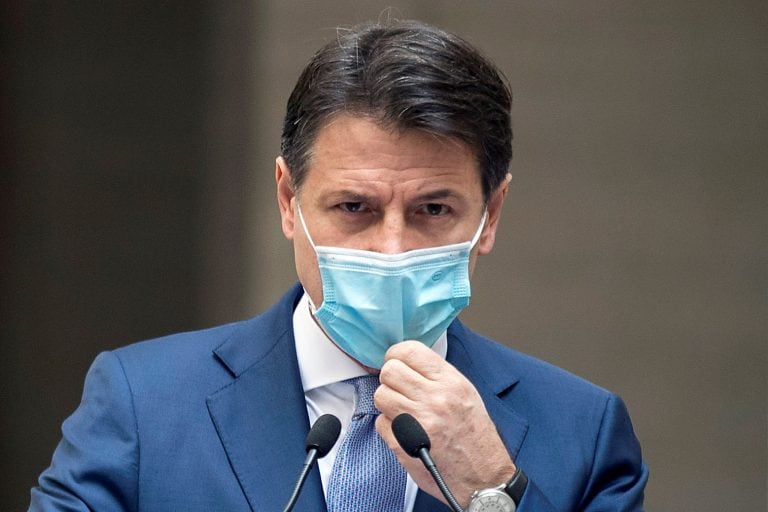 El primer italiano Giuseppe Conte anunció el uso obligatorio de barbijos por seis meses. (Roberto Monaldo/LaPresse via AP).