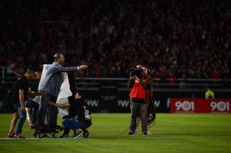 Se descubrió una estatua de Carlos Bilardo. Un mimo para el legendario entrenador (web).