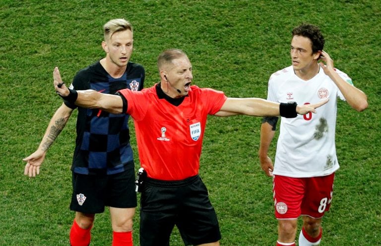 Pitana y Rakitic durante el encuentro de octavos de final entre Croacia y Dinamarca. (Foto: AFP)