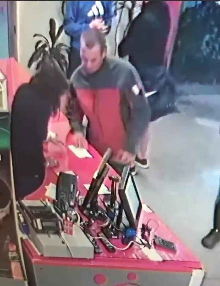 Hombre que se hace pasar por empleado de una empresa de descartables, y estafa en comercios de Alta Gracia