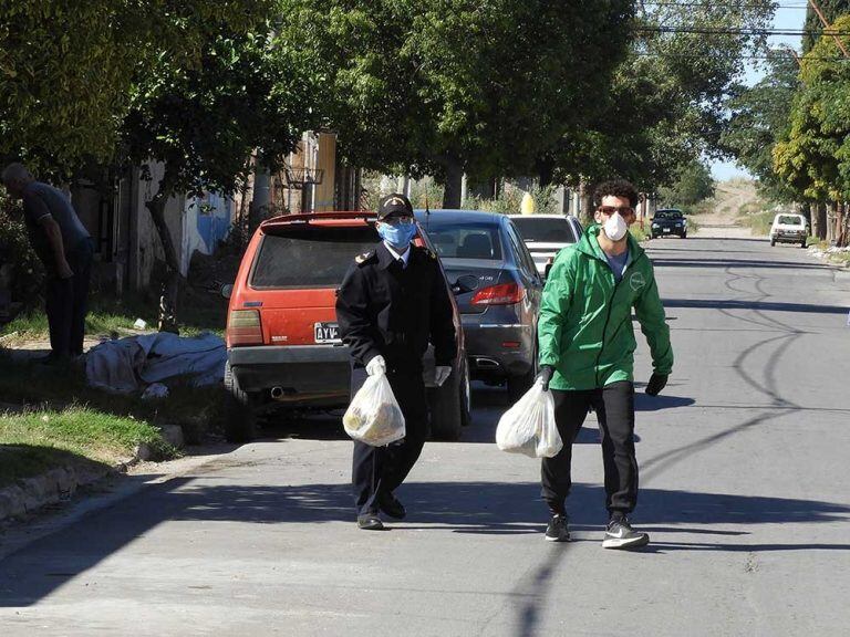 El Municipio y la Armada entregaron 16 kilos de alimentos en Punta Alta