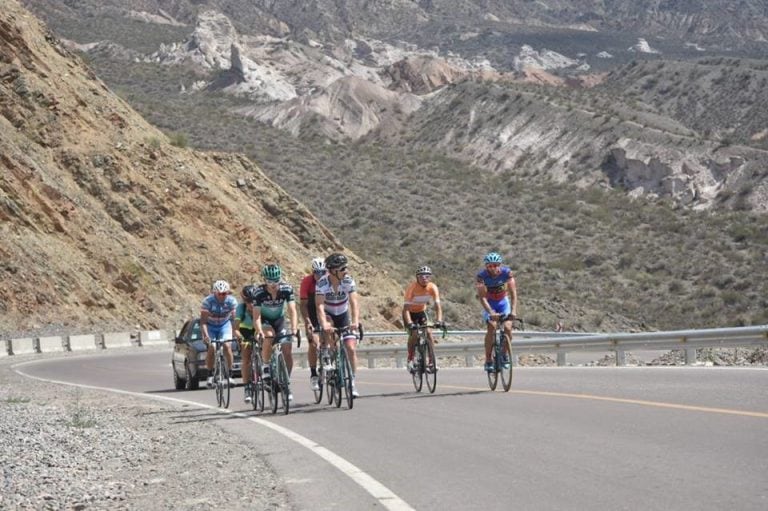 Los ciclistas elite, en las rutas sanjuaninas.