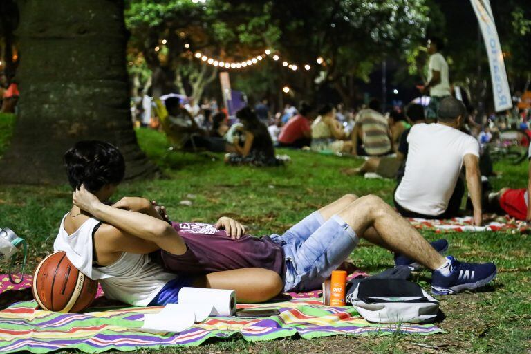 Por los barrios: este jueves el picnic nocturno llega a la plaza Sargento Cabral