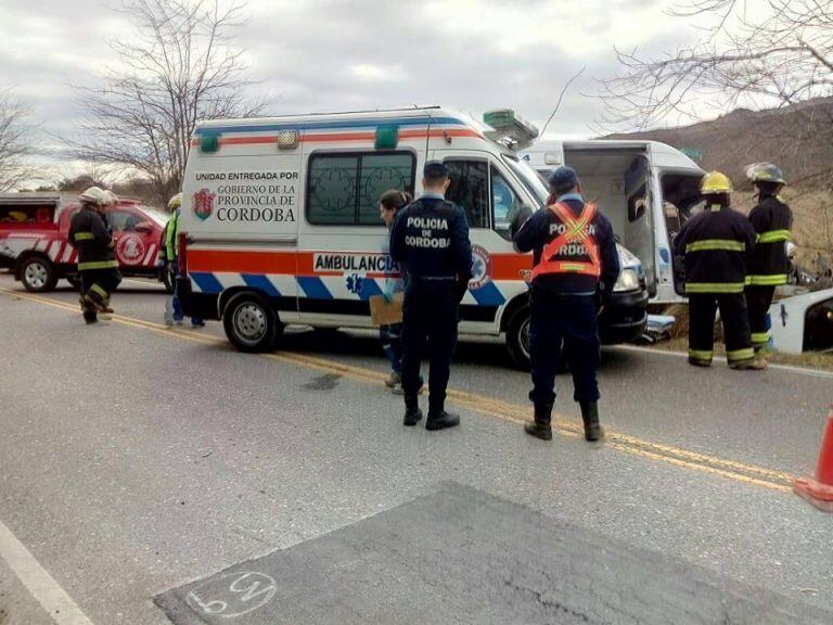 Asistieron Bomberos, personal policial y ambulancias que socorrieron a las víctimas. (Foto: Bomberos de Icho Cruz).