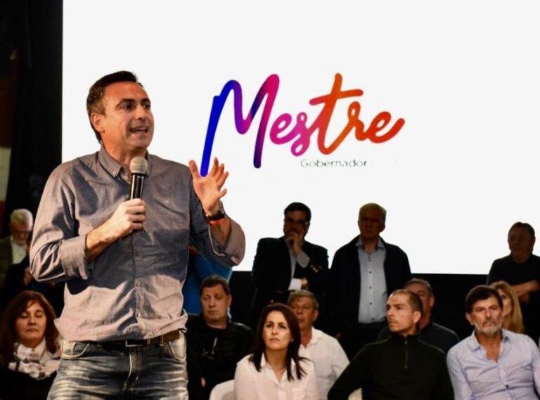 El candidato a gobernador por la UCR, Ramón Mestre, de gira por Colonia Caroya.