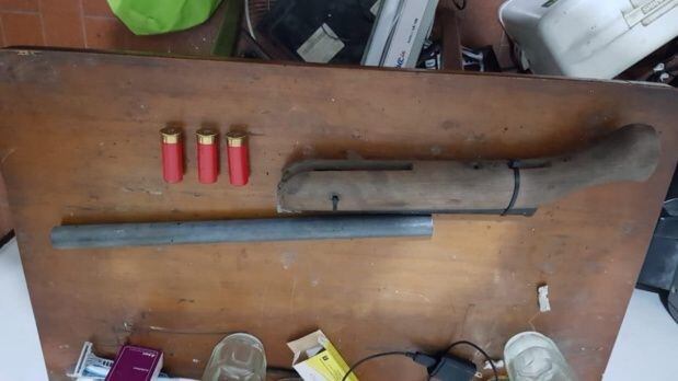 Un arma tumbera, pistolas y balas fueron encontradas en la vivienda de uno de los presuntos asesinos de Lourdes Espíndola.